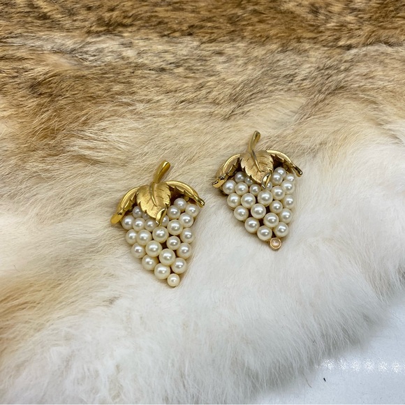 Signed Crown Trifari Grape Cluster Brooch Pin Faux Pearl Gold Tone Vintage 1950s - Picture 3 of 4